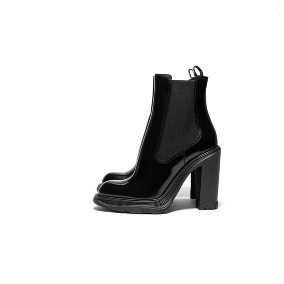 Alexander McQueen Womens Tread Heeled Chelsea Boot
Black - Picture 3 of 14